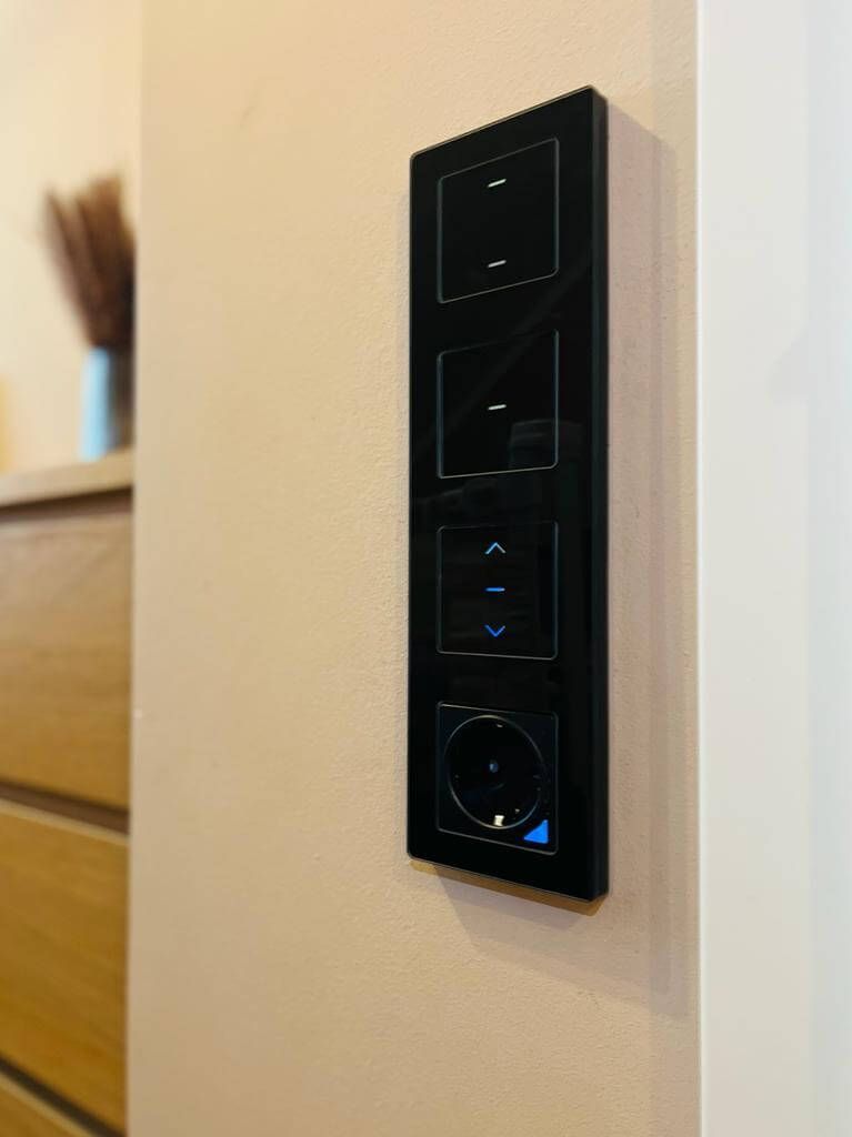 SIRO Smart flush-mounted socket Venus black